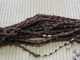 くびった後染色を施して一部くびり糸を解いた処